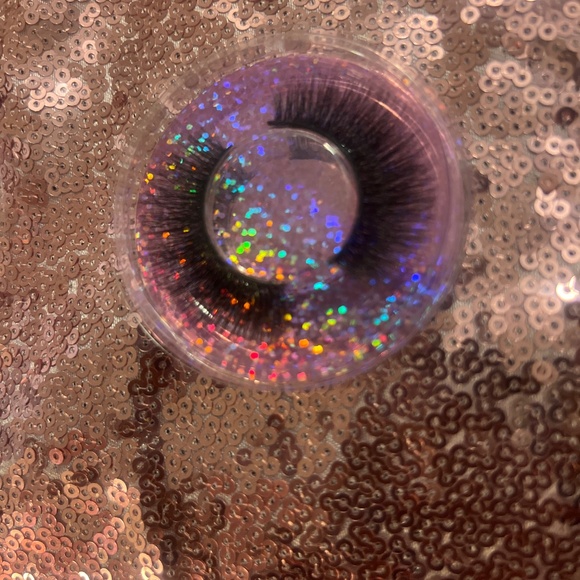 Lashes - Picture 9 of 16